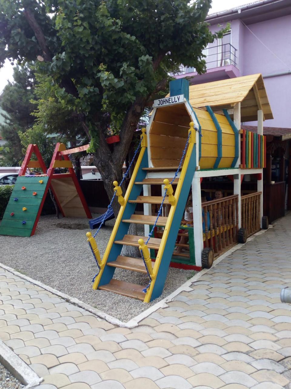Pensiunea Casa Johnelly コスティネシュティ エクステリア 写真